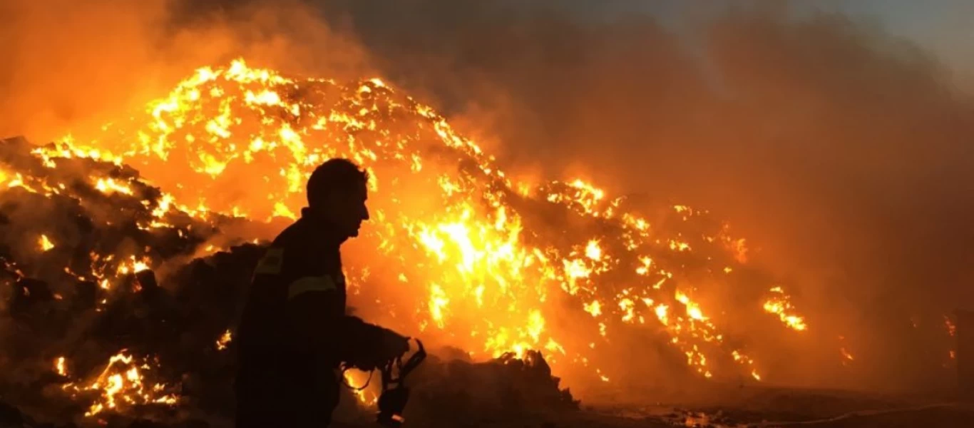 Σε ύφεση η φωτιά στην Τήνο - Επιχειρούν 35 πυροσβέστες (βίντεο)